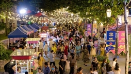 Chợ đêm bên biển Vui Phết có gì mà du khách rần rần “chốt đơn” đêm Giáng sinh?
