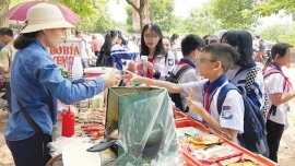 Hà Nội: Tiềm ẩn nguy cơ ngộ độc thực phẩm ngay trước cổng trường