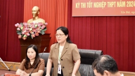 Thứ trưởng Nguyễn Thị Kim Chi kiểm tra chuẩn bị thi tốt nghiệp THPT tại tỉnh Yên Bái