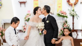 Đám cưới Khánh Thi - Phan Hiển tại nhà thờ: Hai con đỡ váy cưới 'khủng' cho mẹ 