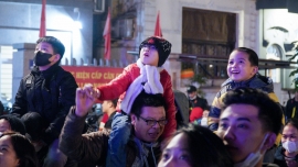 Hàng nghìn gia đình chen chúc trong biển người đón năm mới tại Hà Nội