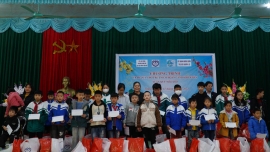 Hội Bảo vệ quyền trẻ em Việt Nam trao quà Tết tới trẻ em khó khăn tại Nghĩa Lộ, Yên Bái