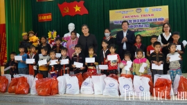 Chủ tịch Hội Bảo vệ quyền trẻ em Việt Nam trao tặng 50 suất quà Tết đến trẻ em Văn Chấn, Yên Bái