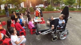 Chú thủ thư khuyết tật truyền cảm hứng mạnh mẽ cho các độc giả nhí trên chiếc xe lăn