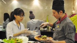 Các em học sinh của Hanoi Food Rescue cùng Hotel de l’Opera Hanoi 'giải cứu' thức ăn, lan toả yêu thương
