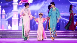 Con gái Hồng Quế tự tin diễn catwalk cho mẹ đỡ đầu Ngọc Hân