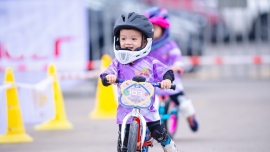 'Bé xinh của năm 2023': Làm quen với bé Bánh Giò gần 2 tuổi 3 lần tham gia giải đua xe thăng bằng
