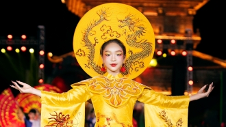 Mẫu nhí Hồng Lam gây ấn tượng với áo dài 20m tôn vinh di sản Ninh Bình