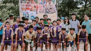 Cô gái gieo ước mơ bóng đá tới hàng nghìn em nhỏ vùng cao mê Messi, Ronaldo