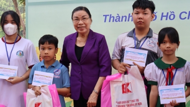 Hội Bảo vệ quyền trẻ em trao học bổng cho học sinh có hoàn cảnh khó khăn