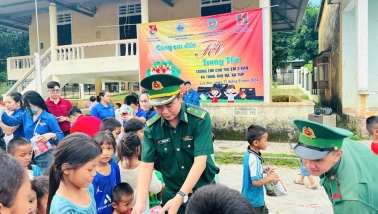 Mang Trung thu ấm áp tới 900 em nhỏ vùng biên