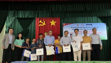 Trao quà cho trẻ em khuyết tật và nạn nhân chất độc da cam nhân dịp kỷ niệm 50 năm thống nhất đất nước
