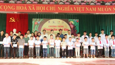 Phú Thọ: Trao tặng 350 phần quà cho trẻ em có hoàn cảnh khó khăn nhân dịp Trung thu