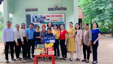 Hội Bảo vệ quyền trẻ em tỉnh Kon Tum thực hiện chương trình 'Trao yêu thương' tới bé gái bị tật mắt bẩm sinh