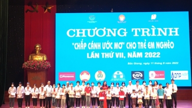 “Chắp cánh ước mơ” – nâng bước cho trẻ đến trường