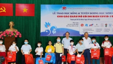 Trao học bổng cho các học sinh có hoàn cảnh khó khăn