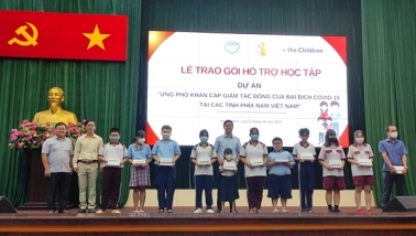 Tặng 200 máy tính bảng cho học sinh vượt khó