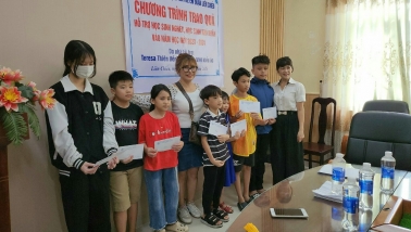 Trao quà cho 100 học sinh khó khăn trong chương trình “Tiếp sức đến trường”