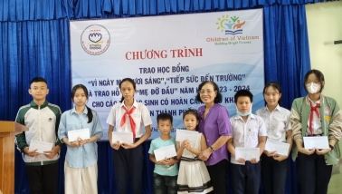 Tiếp sức đến trường cho 70 trẻ em vượt khó