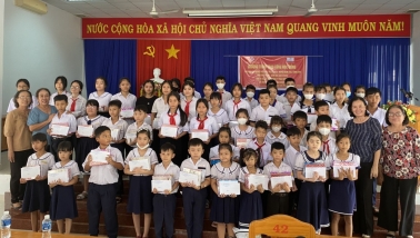 Bình Thuận: Trao tặng 80 suất học bổng cho học sinh vượt khó