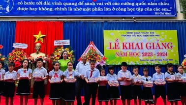 Tặng quà học sinh khó khăn trước thềm năm học mới