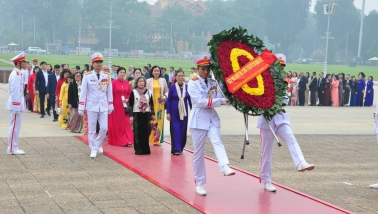 Đoàn đại biểu Đại hội IV Hội Bảo vệ quyền trẻ em Việt Nam vào Lăng viếng Bác