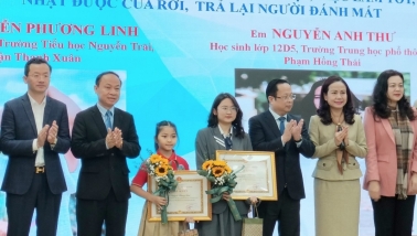 Hà Nội tuyên dương học sinh nhặt được của rơi trả lại người đánh mất