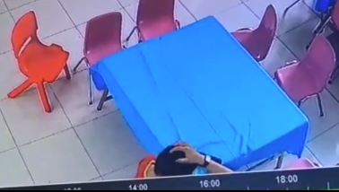 Đình chỉ giáo viên mầm non tát vào mặt và đầu học sinh trong giờ ăn