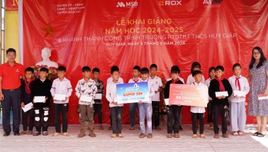 ROX Group trao học bổng cho 96 học sinh có hoàn cảnh khó khăn ở Cao Bằng