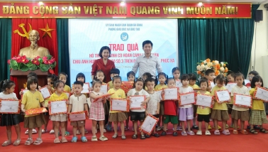 Phòng GD&ĐT quận Ba Đình tặng quà cho học sinh khó khăn bị ảnh hưởng bởi bão số 3