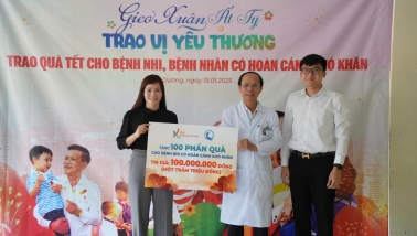 Trao quà Tết cho trẻ em có hoàn cảnh khó khăn tại các bệnh viện Nhi