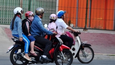 Đội mũ bảo hiểm đúng cách cho trẻ khi ngồi xe máy