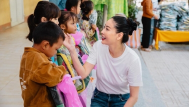 Hoa hậu Hà Kiều Anh đồng hành cùng chương trình 'Thắp sáng những ước mơ” tại Bến Tre