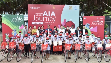 AIA Việt Nam trao tặng trên 210 triệu đồng cho trẻ em khó khăn tại Bến Tre