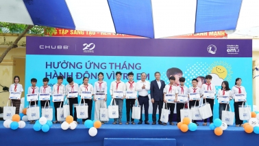 Trao tặng học bổng và quà cho học sinh Nghệ An