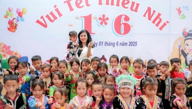Phu nhân Tổng Bí thư Tô Lâm thăm, tặng quà học sinh vùng cao Điện Biên