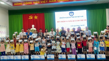 Hội Bảo vệ quyền trẻ em Việt Nam thăm, tặng quà Mẹ Việt Nam Anh hùng và trẻ em khó khăn tỉnh Đồng Tháp