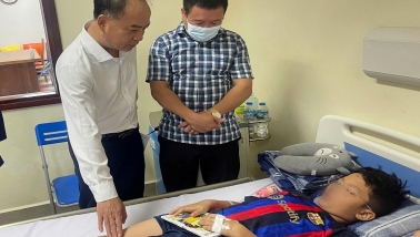 Quỹ Bảo trợ trẻ em Việt Nam thăm hỏi, động viên trẻ em gặp nạn trong vụ lật tàu tại Vịnh Hạ Long