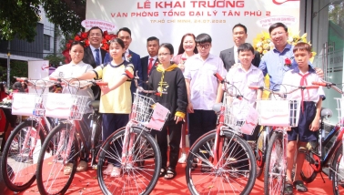 Trao tặng xe đạp cho học sinh có hoàn cảnh khó khăn