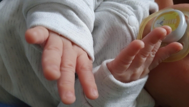Siết chặt cấp và sử dụng giấy chứng sinh để ngăn chặn mua bán trẻ em
