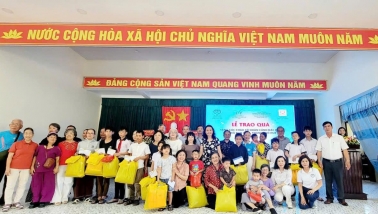 Trao học bổng và quà tặng cho trẻ em khó khăn tại Huế