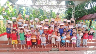 Trao quà cho học sinh vùng lũ Điện Biên nhân dịp năm học mới