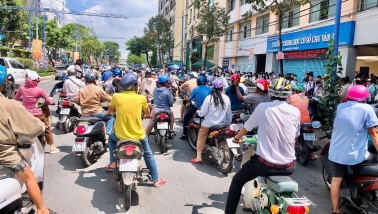 Phụ huynh dừng đỗ sai quy định trước cổng trường: Cảnh báo nguy cơ và mức xử phạt