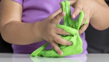 Cảnh báo đồ chơi 'chất dẻo ma quái' slime chứa nhiều chất độc, gây đau đầu, hôn mê ở trẻ em