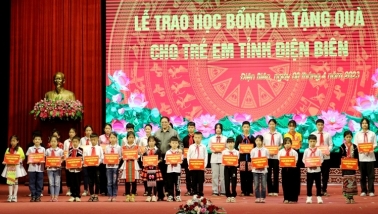 Thủ tướng Chính phủ Phạm Minh Chính trao học bổng, tặng quà 300 trẻ em có hoàn cảnh đặc biệt khó khăn tỉnh Điện Biên