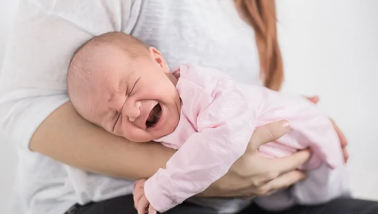 Con khóc mãi không ngưng, có phải do 'vía'?