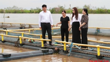 Lãnh đạo Agribank thăm hỏi, động viên khách hàng khắc phục hậu quả sau bão Yagi