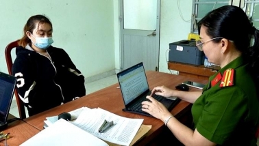 Bảo mẫu bị khởi tố vì tát bé gái 2 tuổi