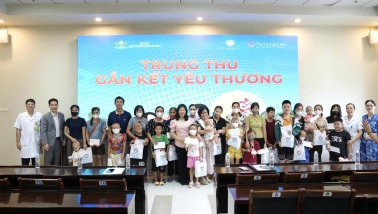 Hội Bảo vệ quyền trẻ em Việt Nam trao 200 phần quà tặng trẻ nhỏ đang điều trị tại Bệnh viện Nhi Trung ương