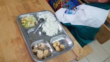 Bữa ăn học đường: 'Lỗ hổng' giám sát khiến con trẻ ăn trong nỗi bất an